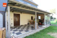 Überdachter Eingangsbereich mit Terrasse