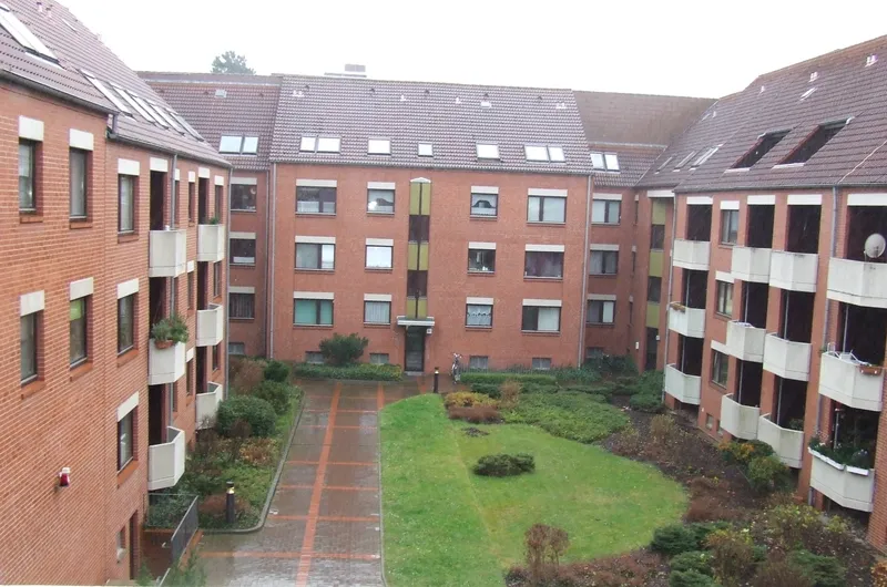 Vermietete Dachgeschosswohnung mit Balkon & Tiefgarage – Kapitalanlage mit Perspektive