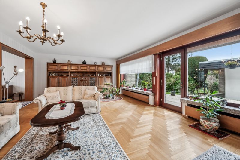 Wohnzimmer mit Blick in den Garten