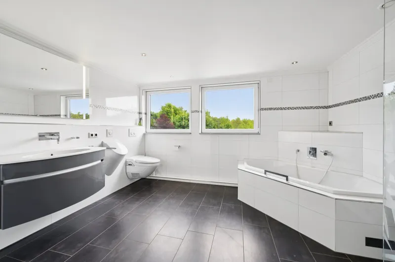 Modernes Badezimmer