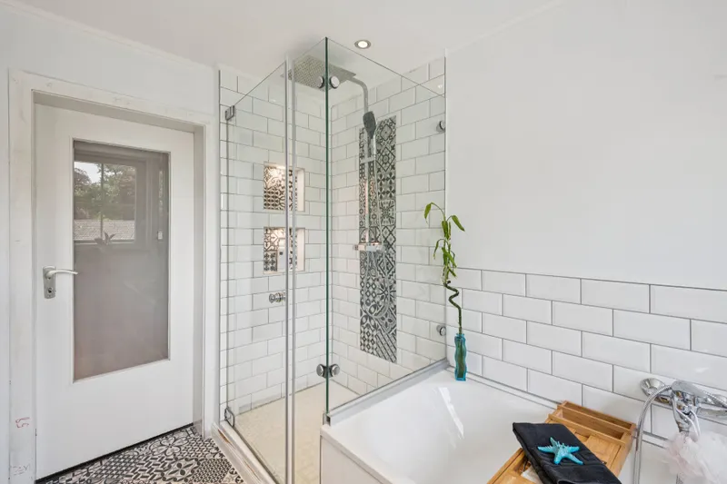 Badezimmer mit Dusche