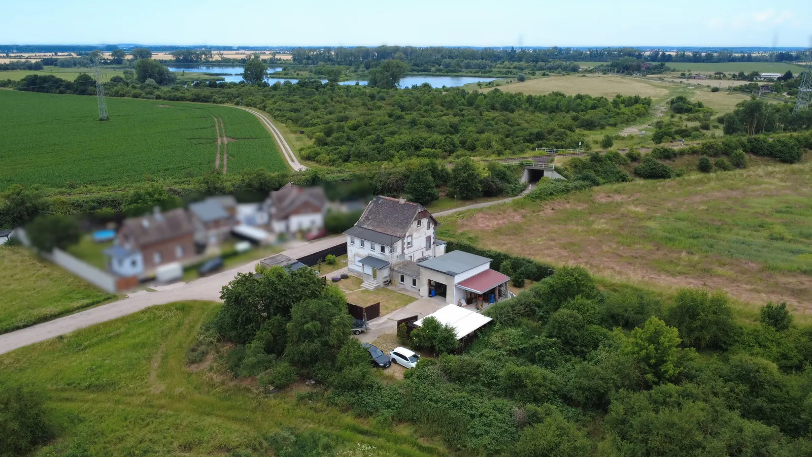 Idyllisches Zweifamilienhaus mit einer Halle, Privatsph&auml;re und Weitblick