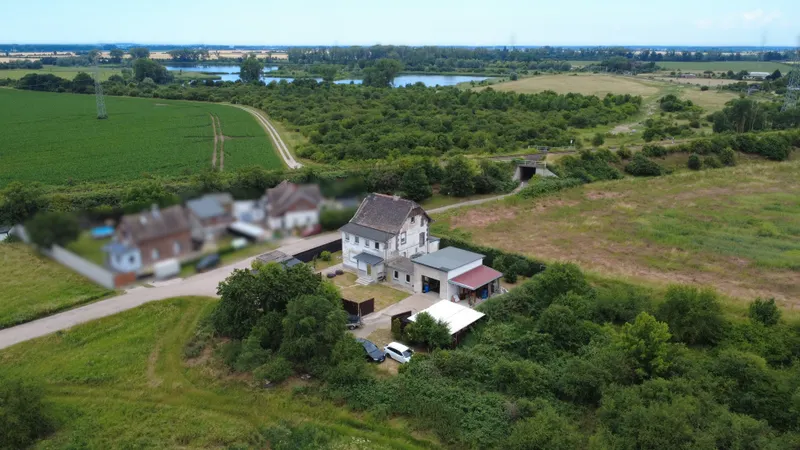 Idyllisches Zweifamilienhaus mit einer Halle, Privatsph&auml;re und Weitblick