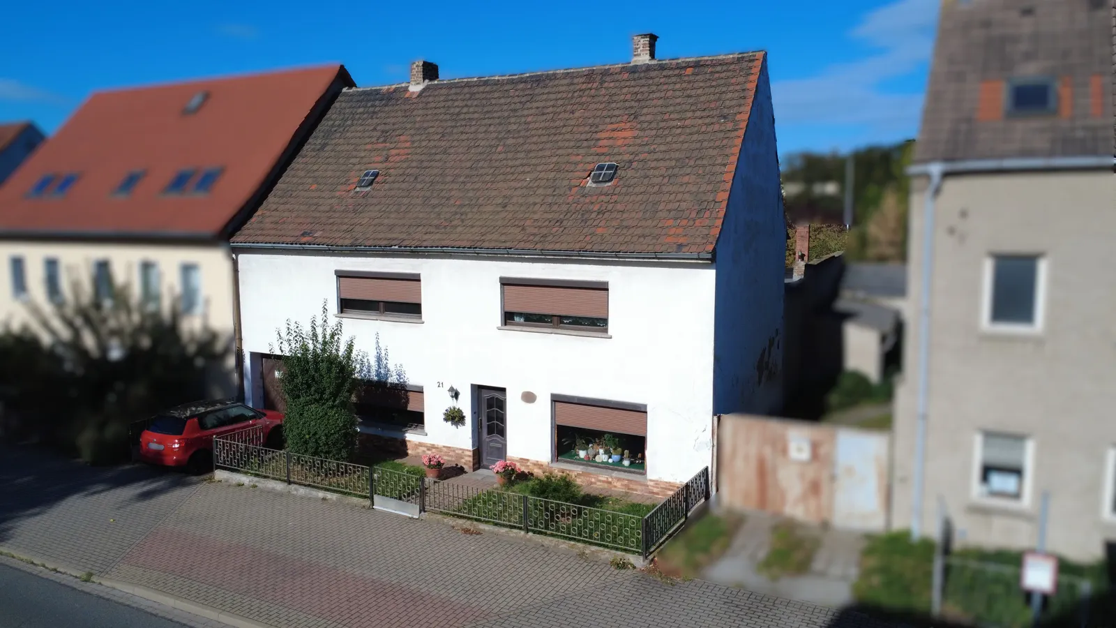 Sanierungsbed&uuml;rftiges Haus mit umfangreichen Nebengeb&auml;uden in Sta&szlig;furt
