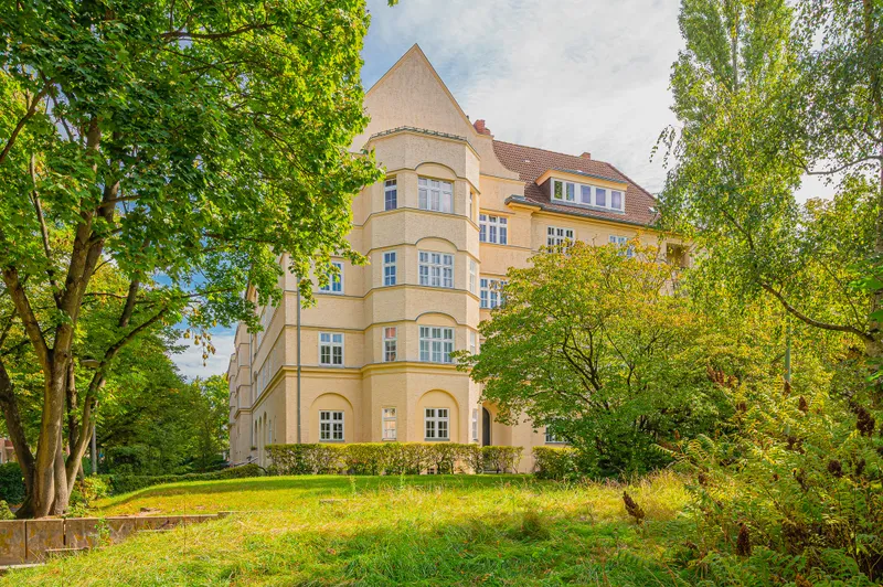 Schicke 2-Zimmer Dachgeschoss Wohnung mit großzügigem West-Balkon
