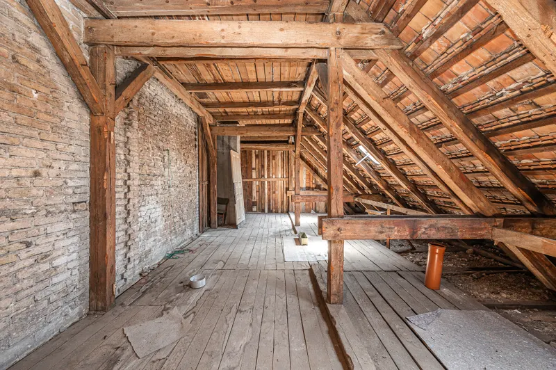 Wohnraum schaffen in Friedrichshain – 213m&sup2;-Dachgeschoss-Rohling mit Baugenehmigung