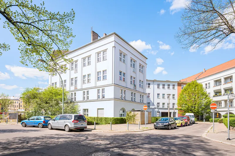 Denkmalgesch&uuml;tzes Ensemble in Wei&szlig;ensee – freie 4-Zimmerwohnung