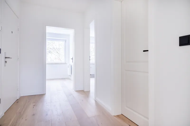 Einziehen und Wohlf&uuml;hlen &ndash; 2,5-Zimmer-Wohnung, vollsaniert mit Balkon