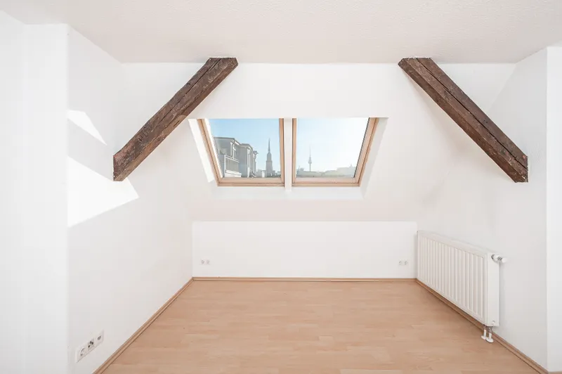 Altbau in Prenzlauer Berg – bezugsfreie 2-Raumwohnung im Dachgeschoss