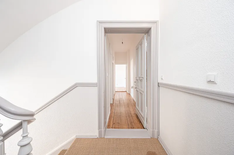 Bezugsfreie 2-Zimmer-Altbauwohnung mit Balkon in Berlin-Moabit – Nahe Spree & Ringbahn