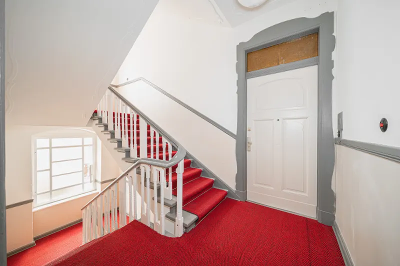 Gro&szlig;z&uuml;gige 4-Zimmer-Wohnung mit Balkon – vermietete Kapitalanlage im Altbau
