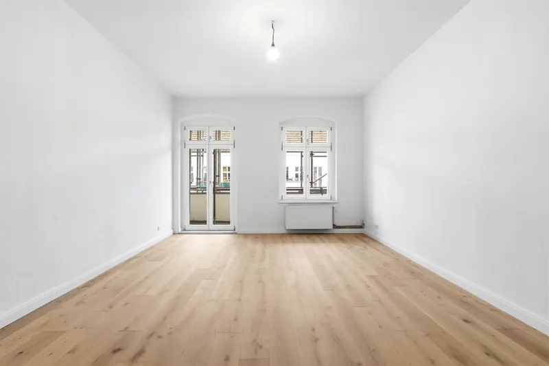 Licht, Luft & Balkon: Charmante 2-Zimmer-Altbauwohnung im 4. OG in Friedrichshain