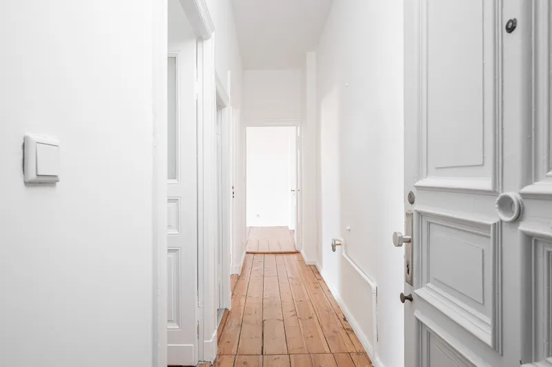 Bezugsfreie 2-Zimmer-Altbauwohnung mit Dielenboden in Moabit