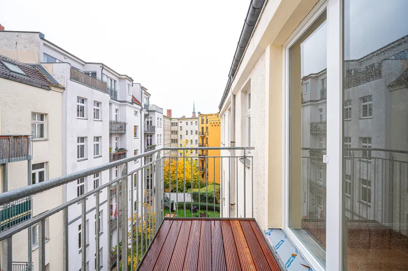Altbauwohnung im Prenzlauer Berg – gro&szlig;z&uuml;gige 1-Zimmerwohnung mit Balkon