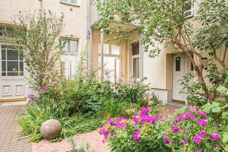 Altbaucharme mit Hofidylle – 2-Zimmer-Wohnung mit Terrasse im Seitenfl&uuml;gel