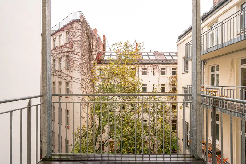 Berliner Altbau trifft Gro&szlig;z&uuml;gigkeit – 3 Zimmer mit Balkon auf 90 m&sup2;