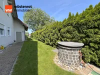 Hinter dem Haus