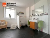 Badezimmer mit großer Walk-in Dusche