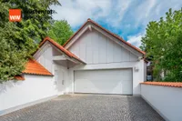 Hauseingang und Doppelgarage