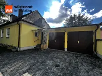 Eingangsbereich und zwei Garagen