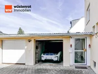 Hauseingang und zwei Garagen