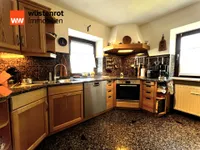 Schreinerküche mit Natursteinplatten