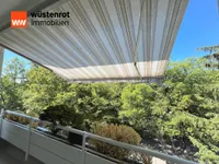 Balkon mit elektrischer Markise