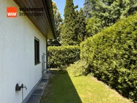 Hinter dem Haus