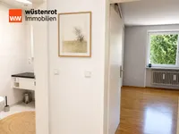 Blick ins Elternschlafzimmer und Duschbad