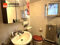 Badezimmer mit Fenster