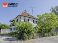 Einfahrt und Blick auf die Garagen