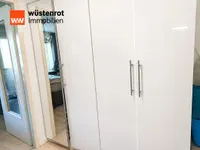 Weißer Einbauschrank im Flur