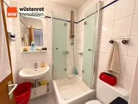 Bad mit Dusche und Glasabtrennung