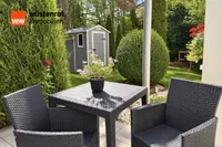 Garten mit Gartenhaus KI-bearbeitet
