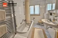 Bad mit Badewanne KI-bearbeitet