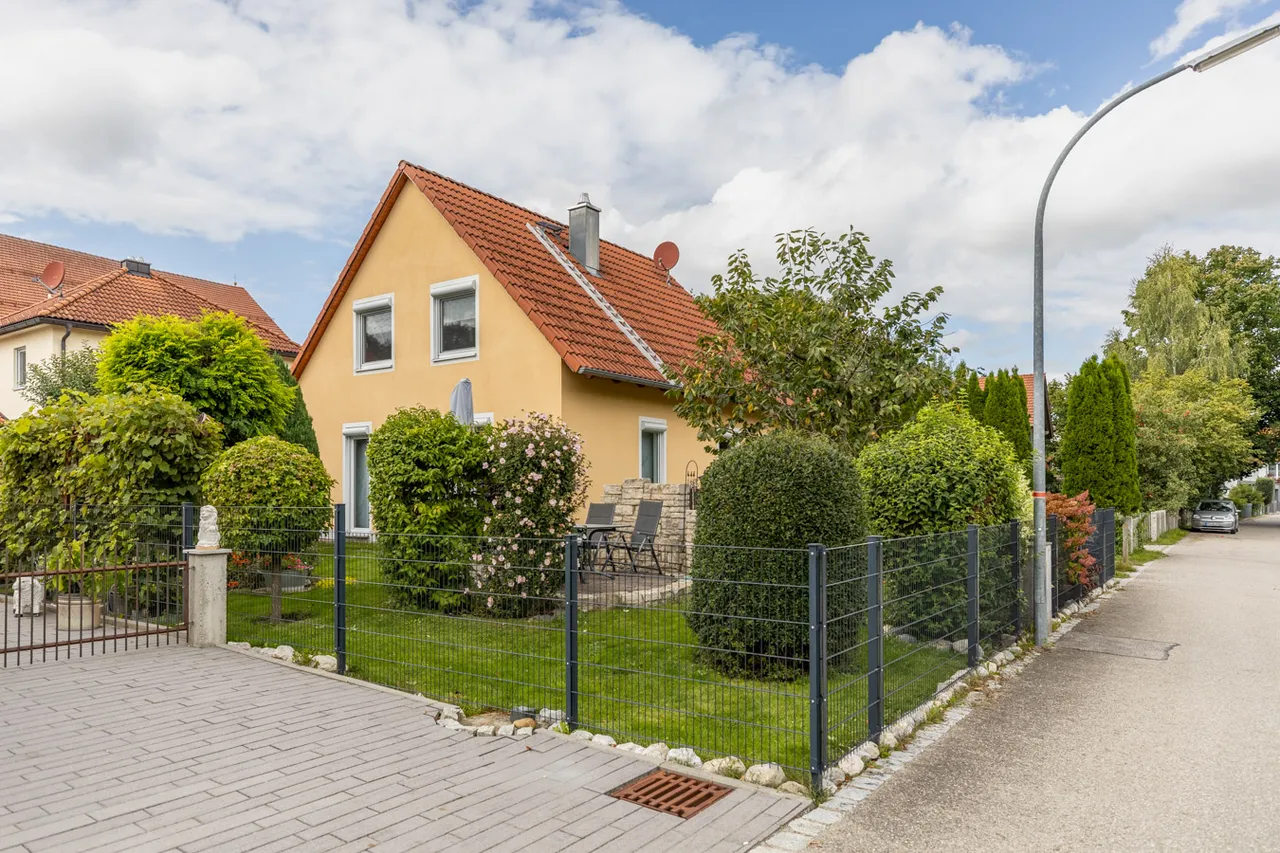 Modernes Familienhaus mit Traumgarten und Blick ins Grüne