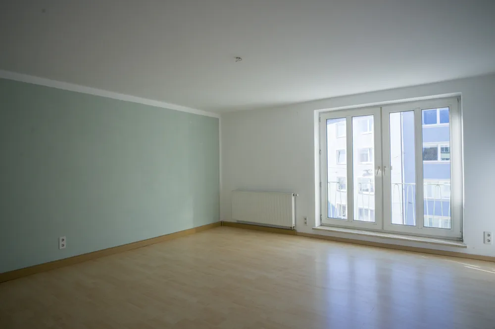 Das große Wohnzimmer mit bodentiefen Fenstern