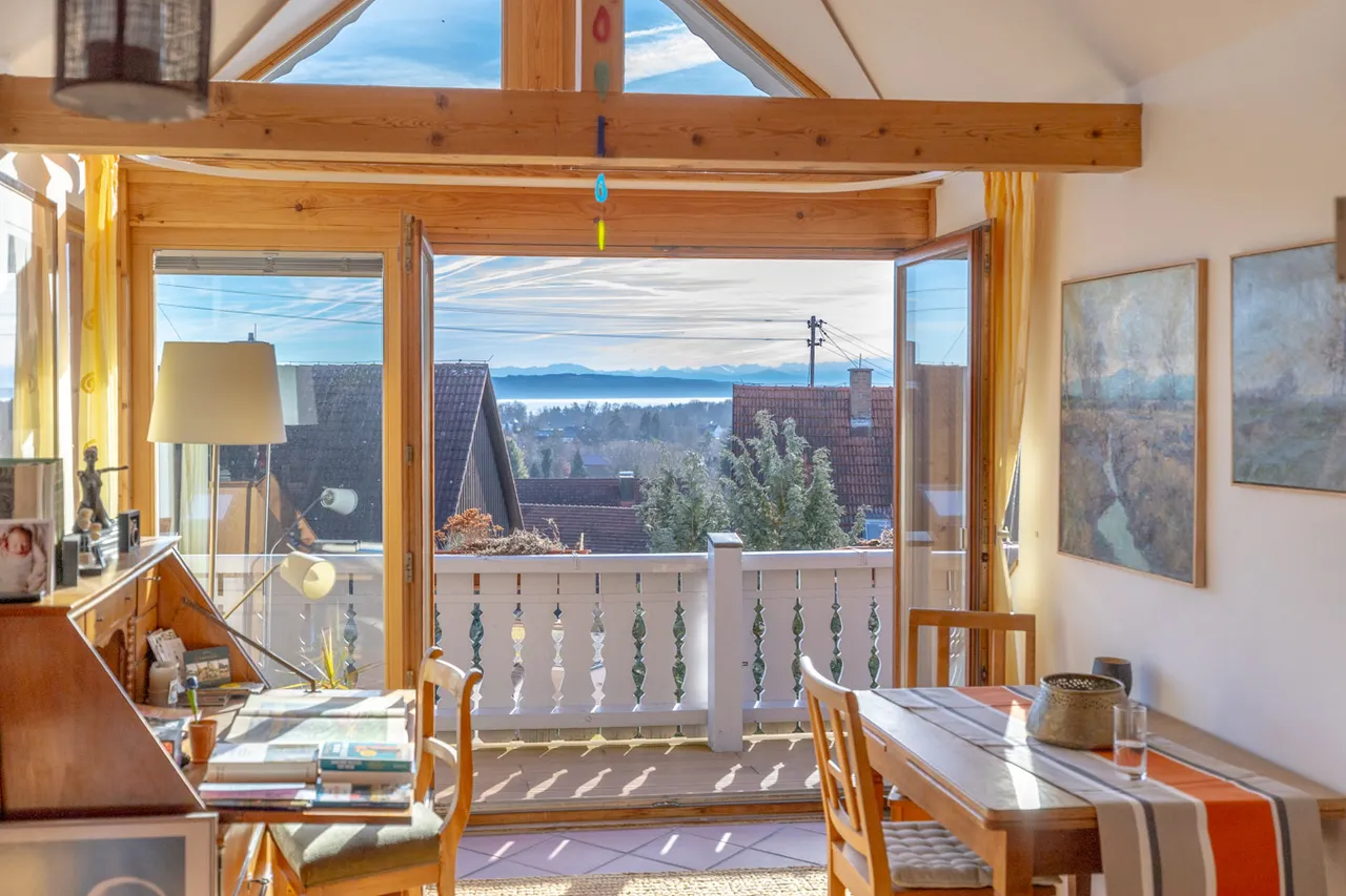 Wohnen über dem See – Charmante Maisonettewohnung mit Alpenpanorama