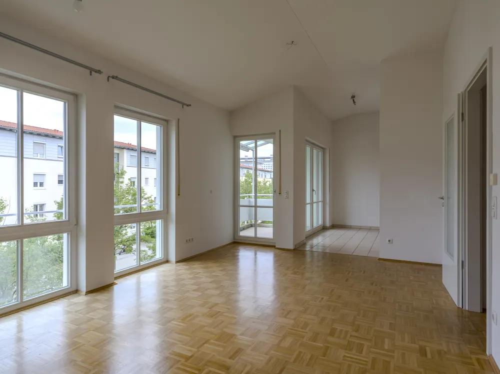 Der große Wohn- und Essbereich mit Blick zur offenen Kücheg