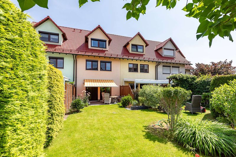 Haus- und Gartenansicht aus dem Garten (vorher)