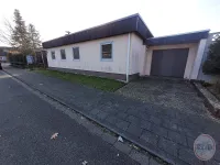 Außenansicht mit Garage