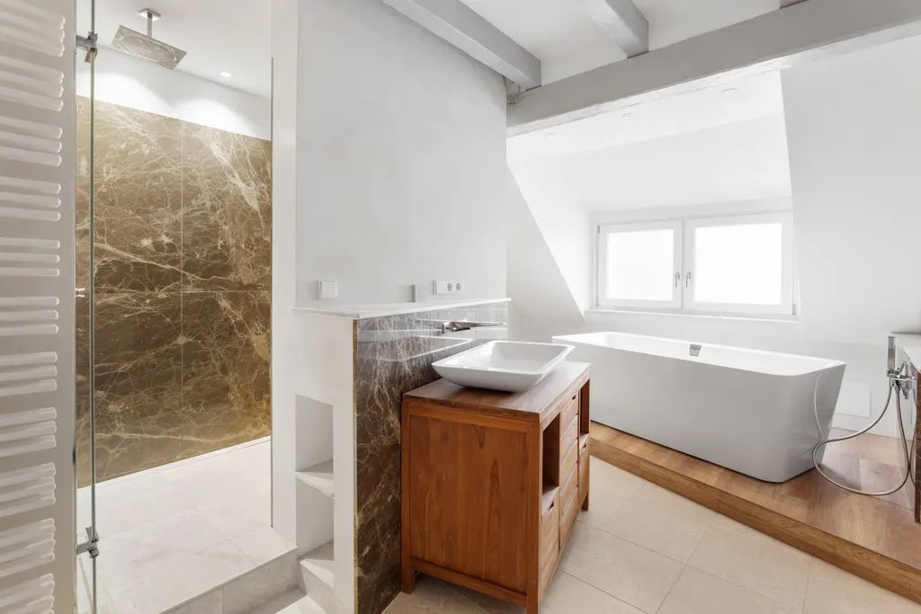 Tageslichtbadezimmer mit Wanne und Dusche