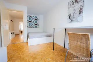 Attraktive, frisch renovierte und neu möblierte 2-Zimmer-Wohnung mit Balkon in München-Neuhausen
