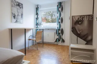Attraktive, frisch renovierte und neu möblierte 2-Zimmer-Wohnung mit Balkon in München-Neuhausen