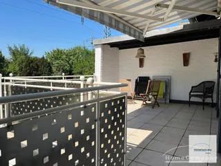 Lichtdurchflutete, freundlich möblierte 3-Zimmer-Wohnung mit Dachterrasse