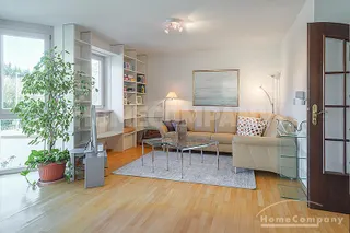 Gemütlich möblierte und sehr ruhig gelegene 3-Zimmer-Wohnung mit Balkon in Waldtrudering