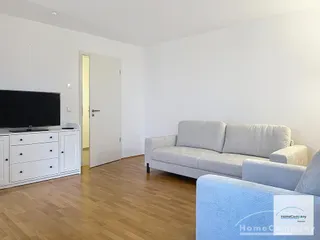 Modern möblierte 4-Zimmer-Wohnung mit Terrasse und Garten