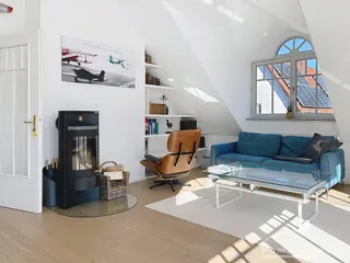 ***Teilmöblierte Wohnung mit Kamin, zwei Balkonen und Stellplatz