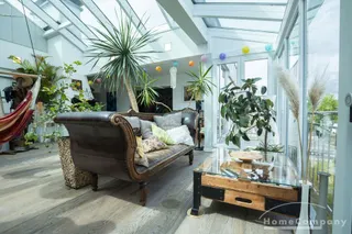 Außergewöhnlicher Designer-Bungalow mit Indoor-Pool, Heimkino & Smart-Home in ruhiger Naturlage