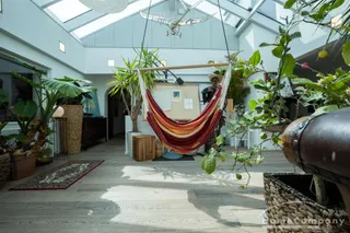 Außergewöhnlicher Designer-Bungalow mit Indoor-Pool, Heimkino & Smart-Home in ruhiger Naturlage